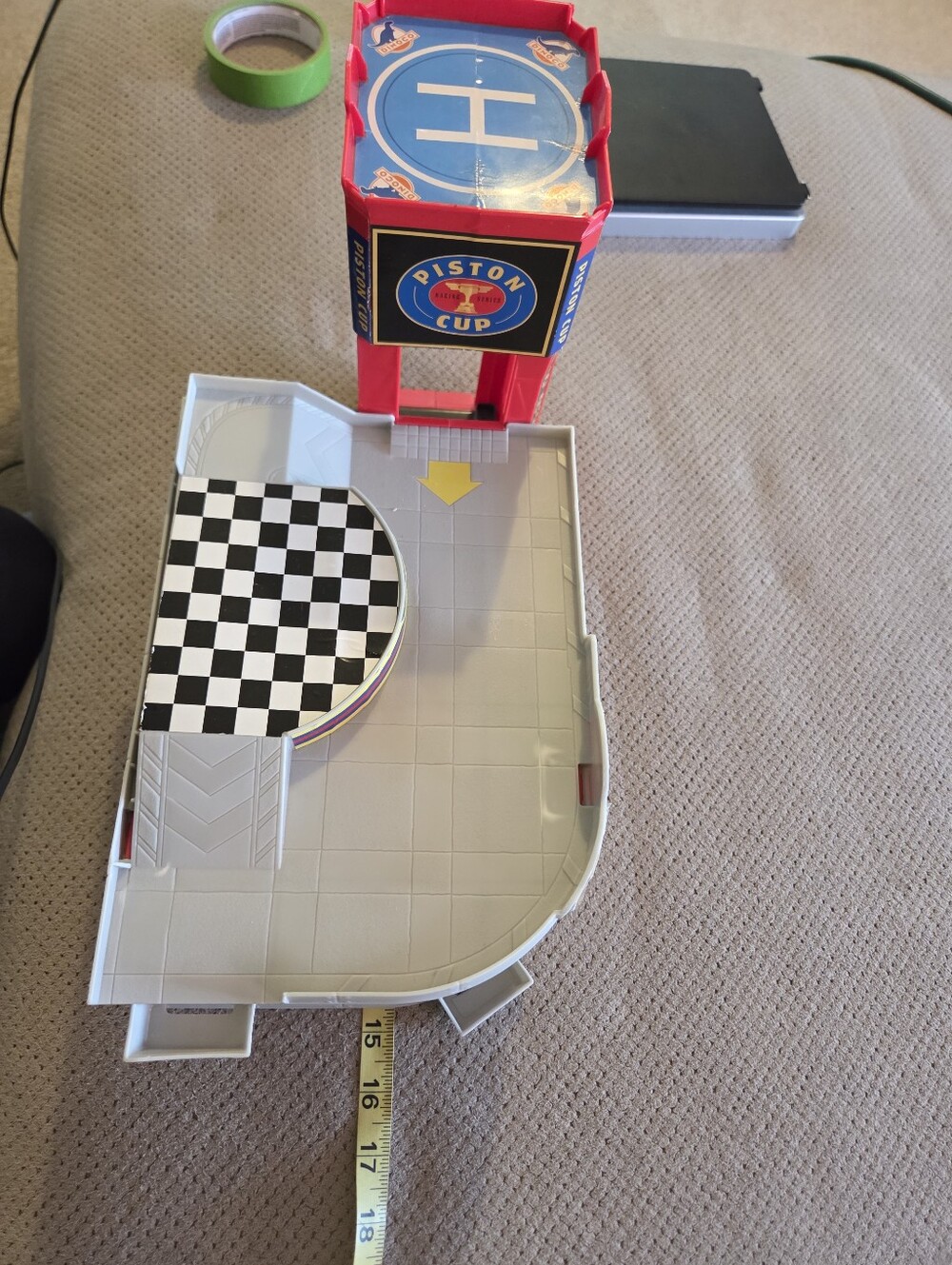 2016 Disney Pixar Cars Piston Cup Racing Garage for Lightning McQueen & Friends - Picture 14 of 16